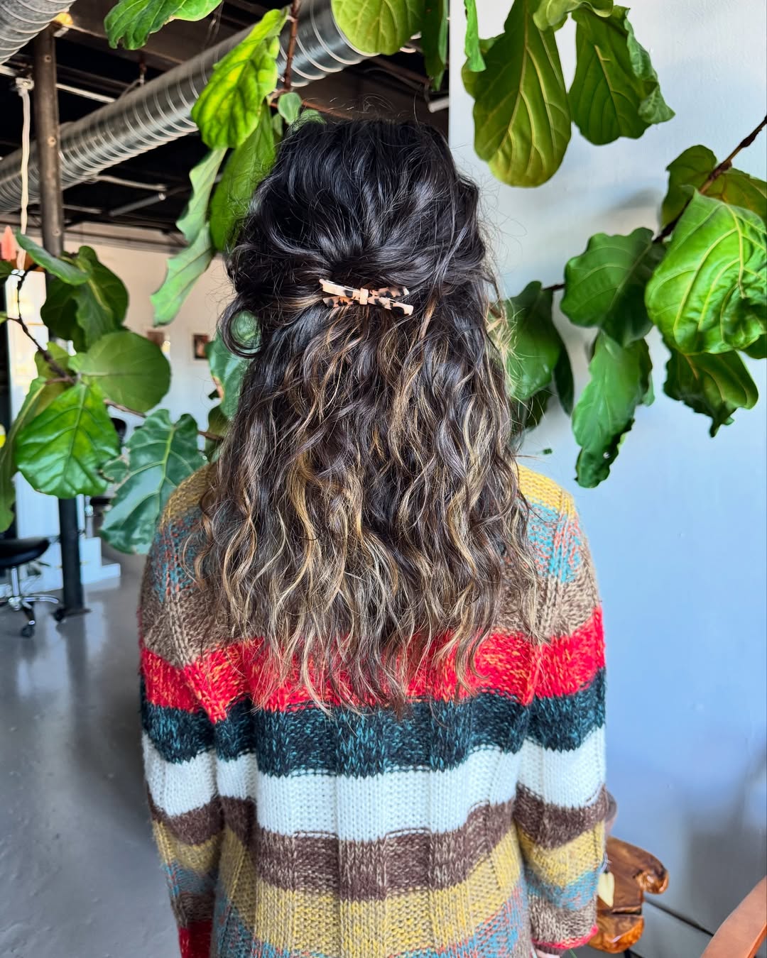 15 Cute Simple Hairstyle Ideas You’ll Actually Want to Wear Every Day (Because Effortless = Hot Girl Energy) 4 Half-Up Claw Clip Twist