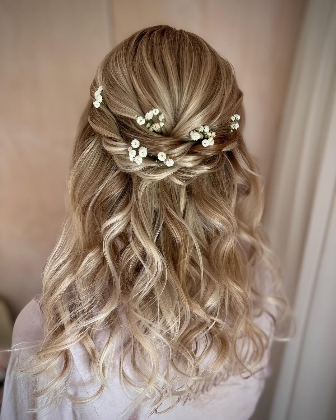 13 Christmas Hairstyles Ideas That’ll Make You the Main Character This Holiday Season 6 Half-Up Half-Down with Curls