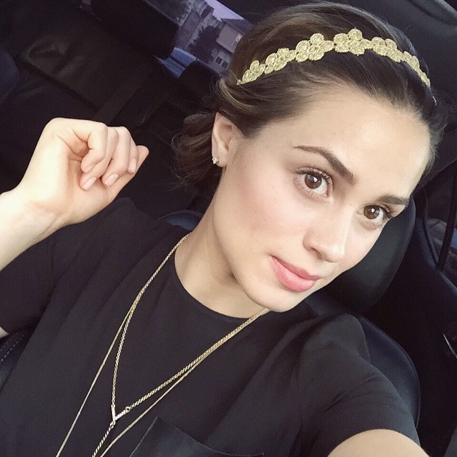 16 Easy Curly Hairstyles That Make You Look Effortlessly Put-Together (Even on Lazy Days) 13 Headband Tuck