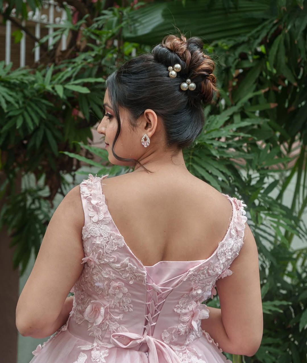 15 Cute Simple Hairstyle Ideas You’ll Actually Want to Wear Every Day (Because Effortless = Hot Girl Energy) 10 High Messy Bun
