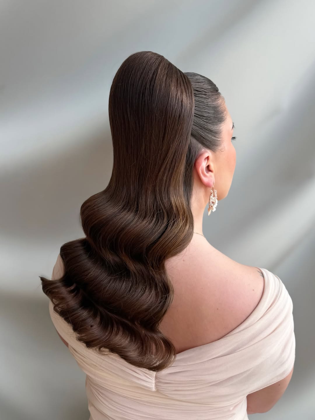 13 Christmas Hairstyles Ideas That’ll Make You the Main Character This Holiday Season 4 High Ponytail with Volume