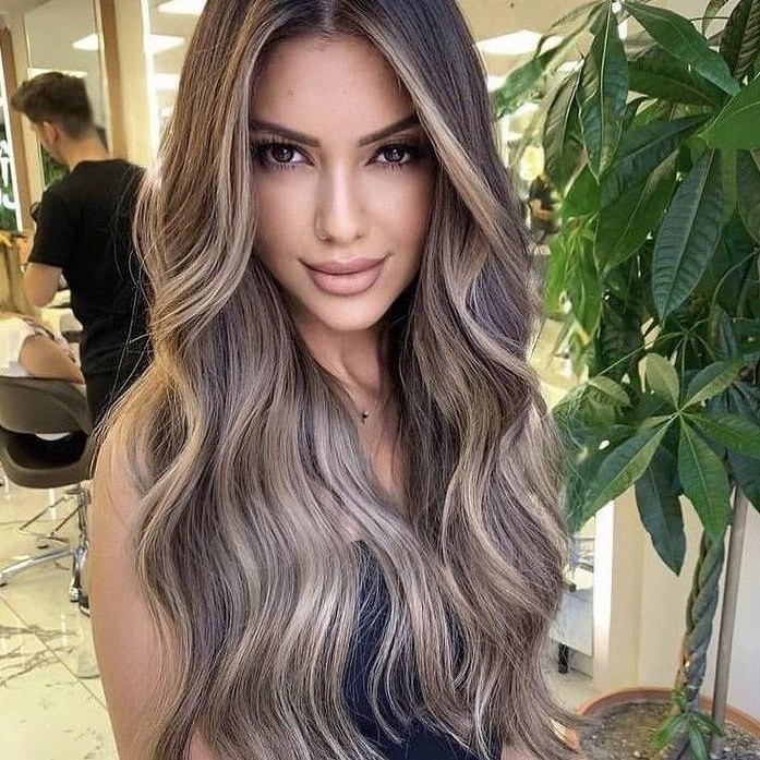 17 Square Face Hairstyles That Instantly Soften Your Look (And Make Styling Way Easier) 4 Long Beach Waves