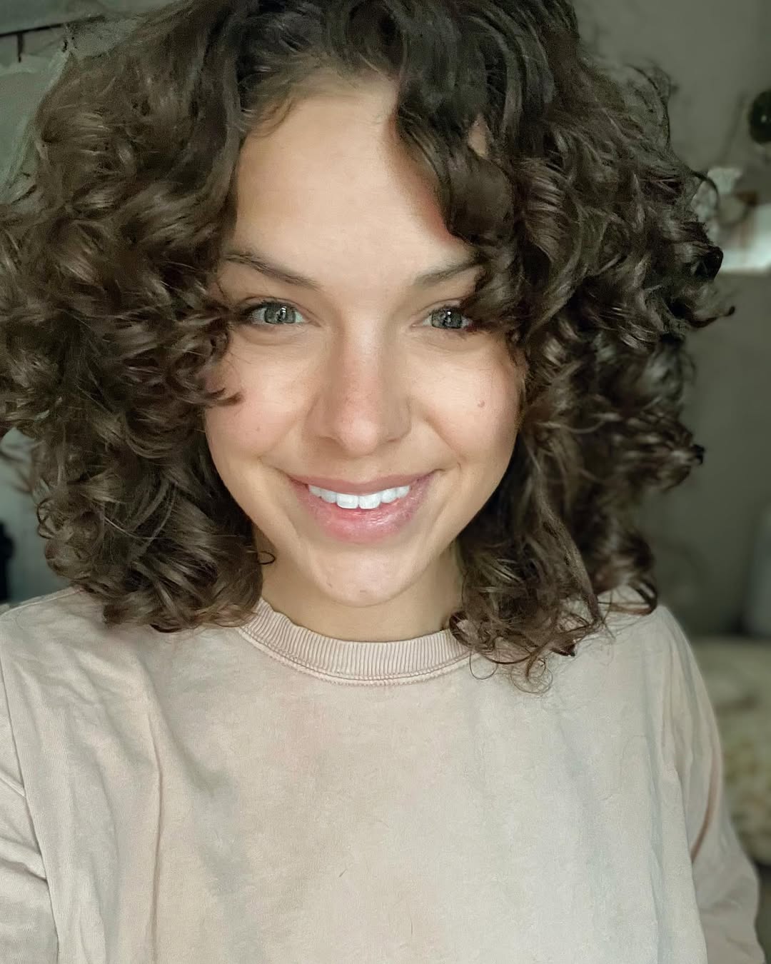 17 Square Face Hairstyles That Instantly Soften Your Look (And Make Styling Way Easier) 14 Medium-Length Curls