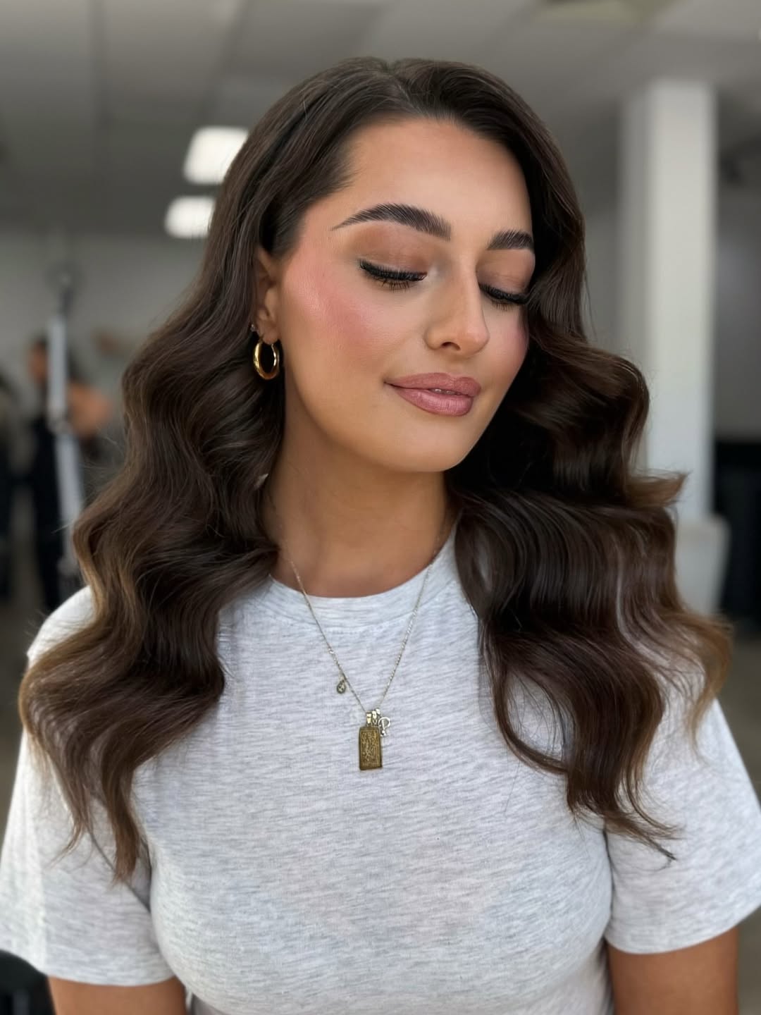 16 Easy Curly Hairstyles That Make You Look Effortlessly Put-Together (Even on Lazy Days) 5 Side Part Glam Waves