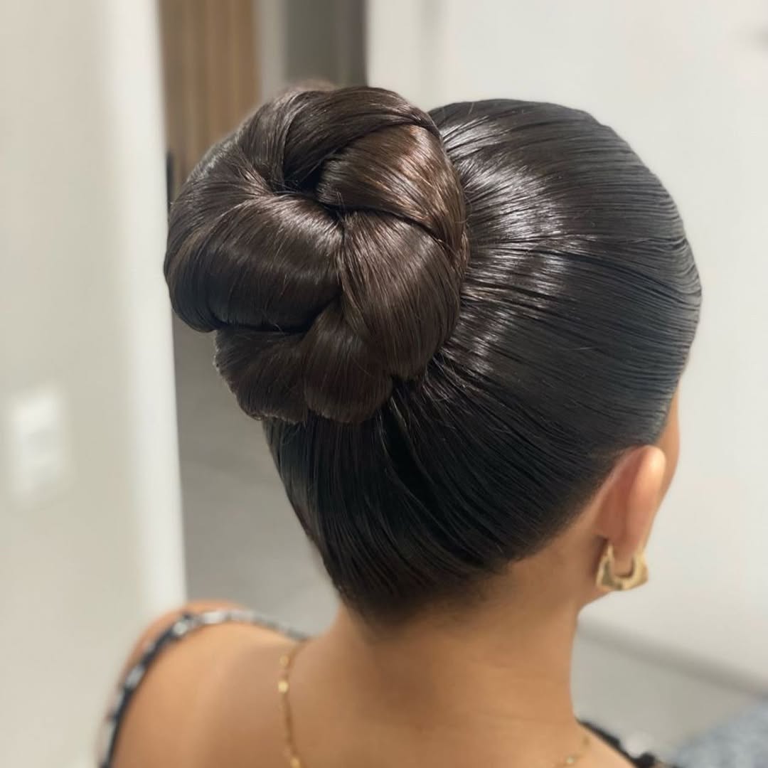 15 Curly Bun Hairstyles That Instantly Upgrade Your Look (No Effort, All Style) 5 Sleek High Bun