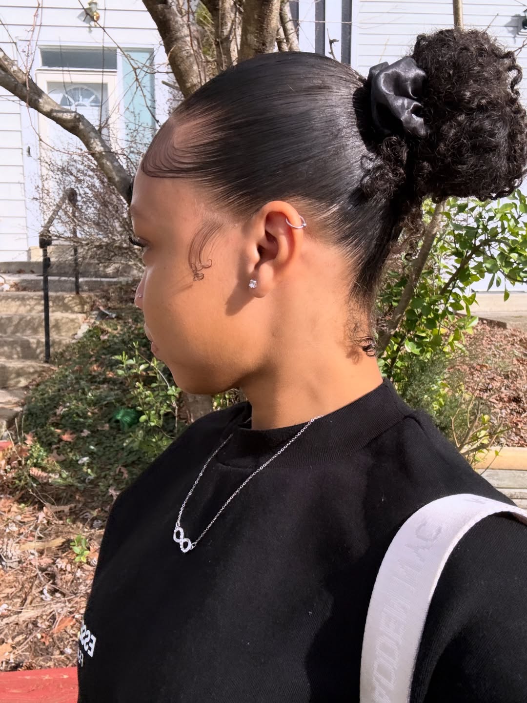 16 Easy Curly Hairstyles That Make You Look Effortlessly Put-Together (Even on Lazy Days) 15 Slicked-Back Curly Pony
