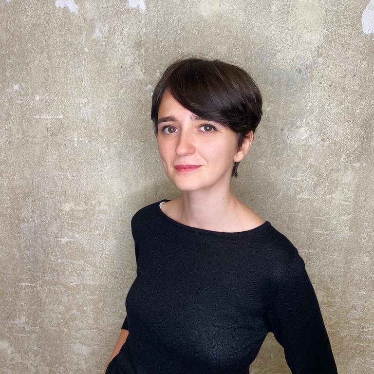 17 Square Face Hairstyles That Instantly Soften Your Look (And Make Styling Way Easier) 13 Soft Pixie Cut