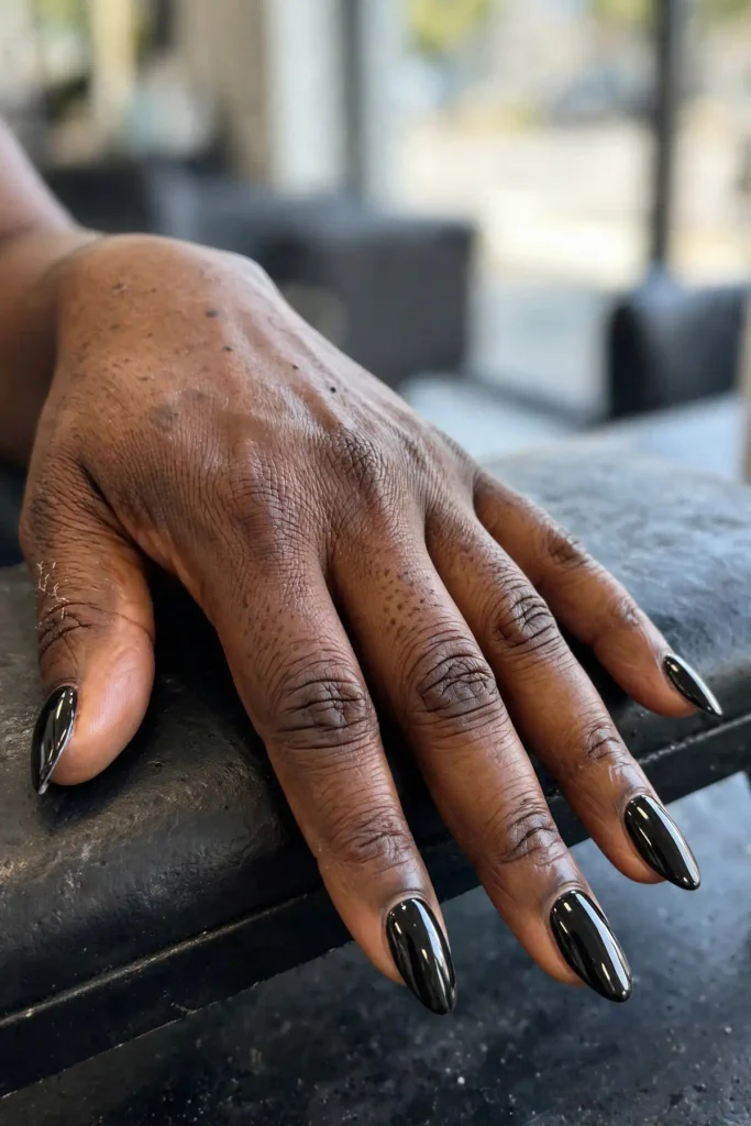 17 Chrome Summer Nails: The Shiniest Season on Record 6 s04 black chrome