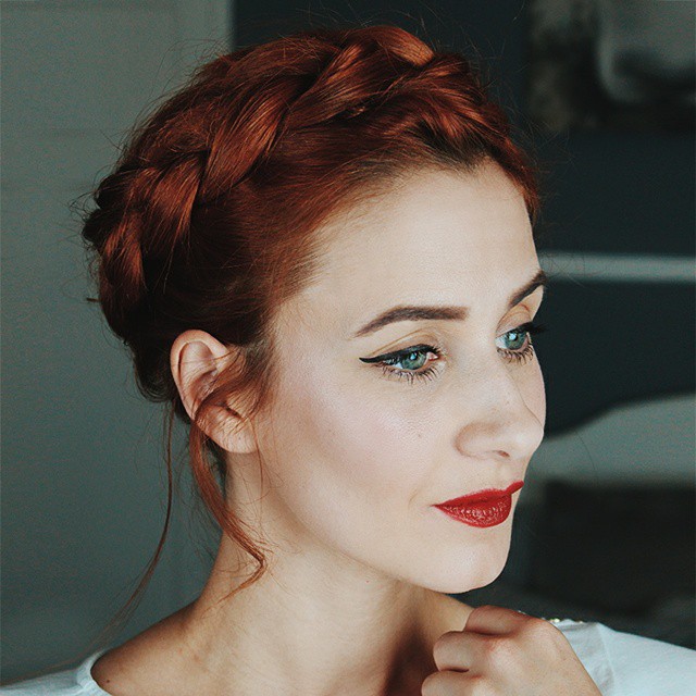 17 Wedding Hairstyles for Short Hair That Look Crazy Elegant Without Trying Too Hard 11 Braided Crown for Short Hair
