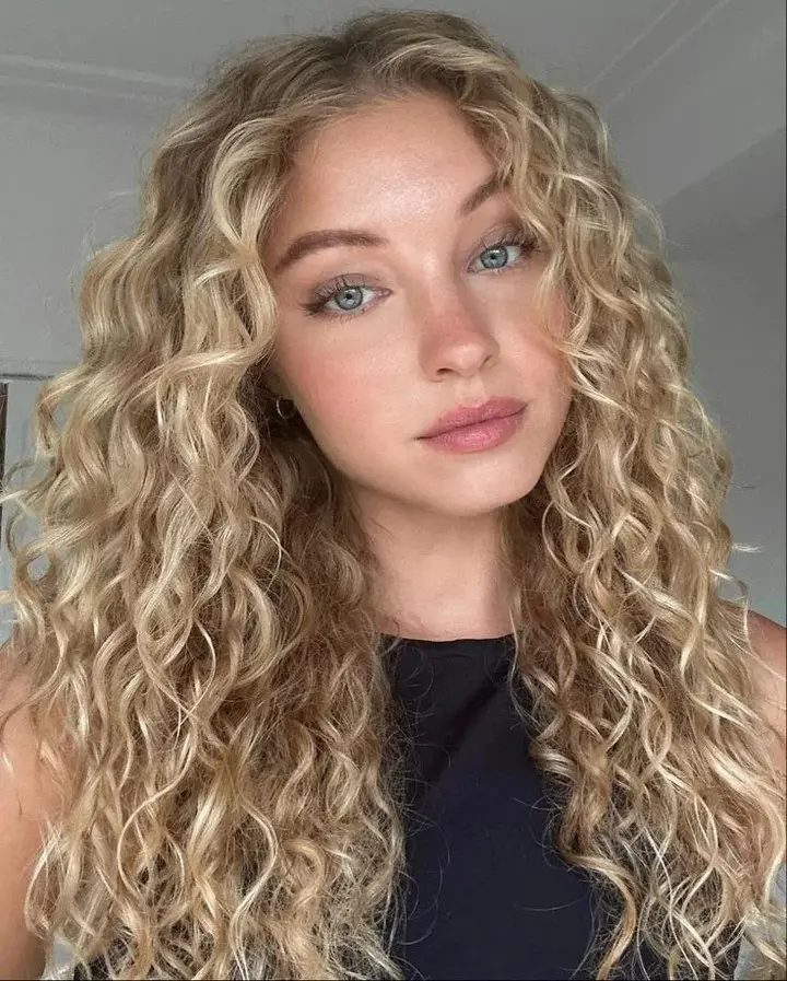 16 Deep Wave Hairstyles Ideas That Are Giving Main-Character Energy in 2026 13 Deep Wave With Blonde Highlights