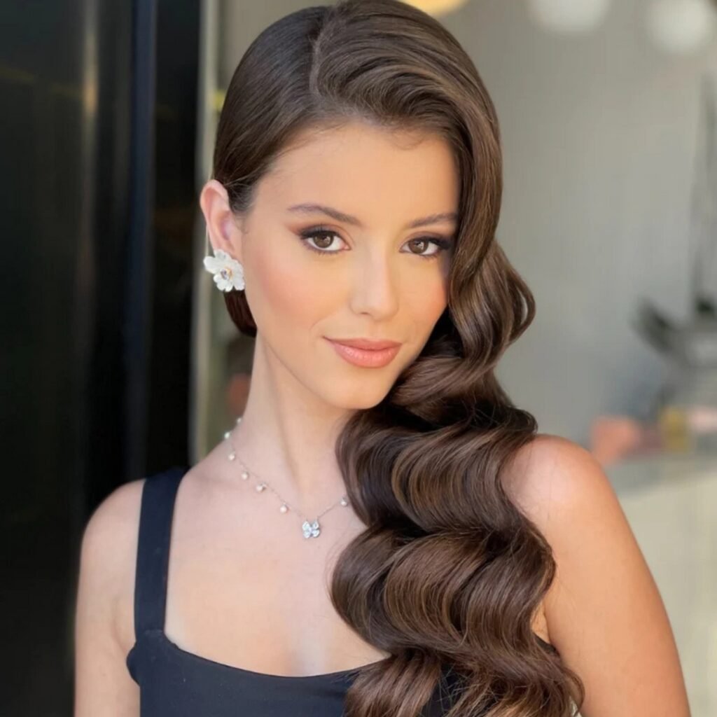 17 Wedding Hairstyles for Short Hair That Look Crazy Elegant Without Trying Too Hard 10 Glamorous Side Swept Waves