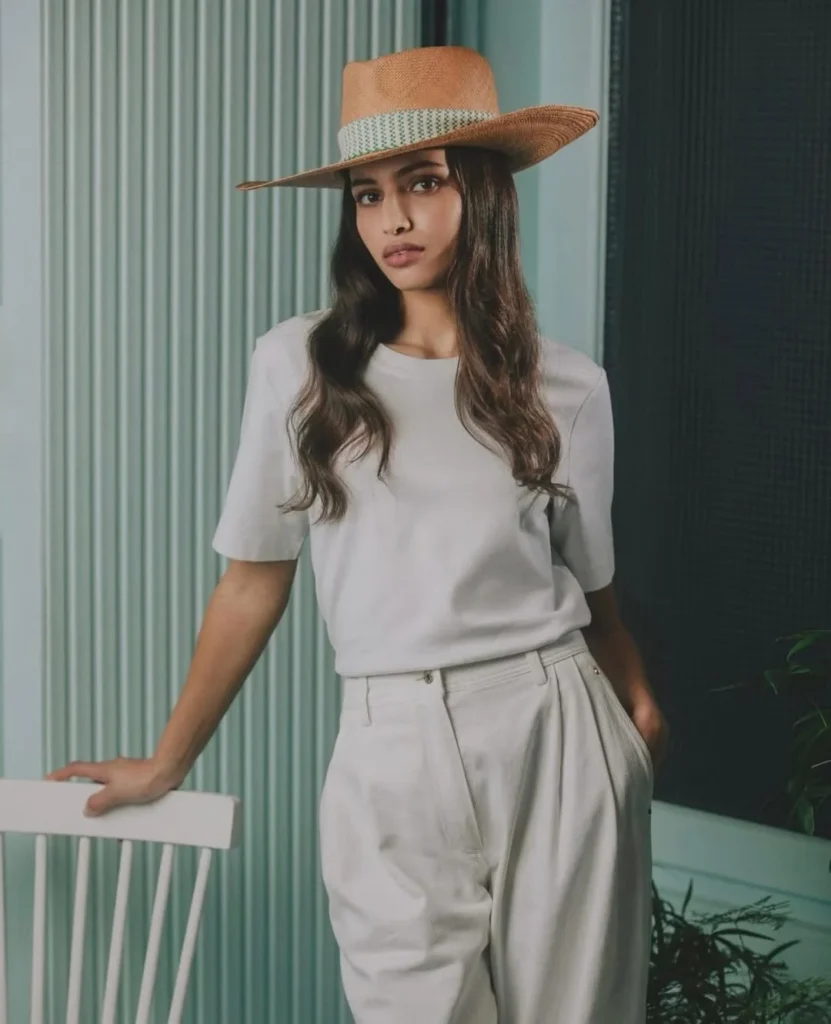 15 Boho Hairstyle Ideas That Are Giving Effortless Cool-Girl Energy in 2026 6 Long Beachy Waves with a Wide Brim Hat