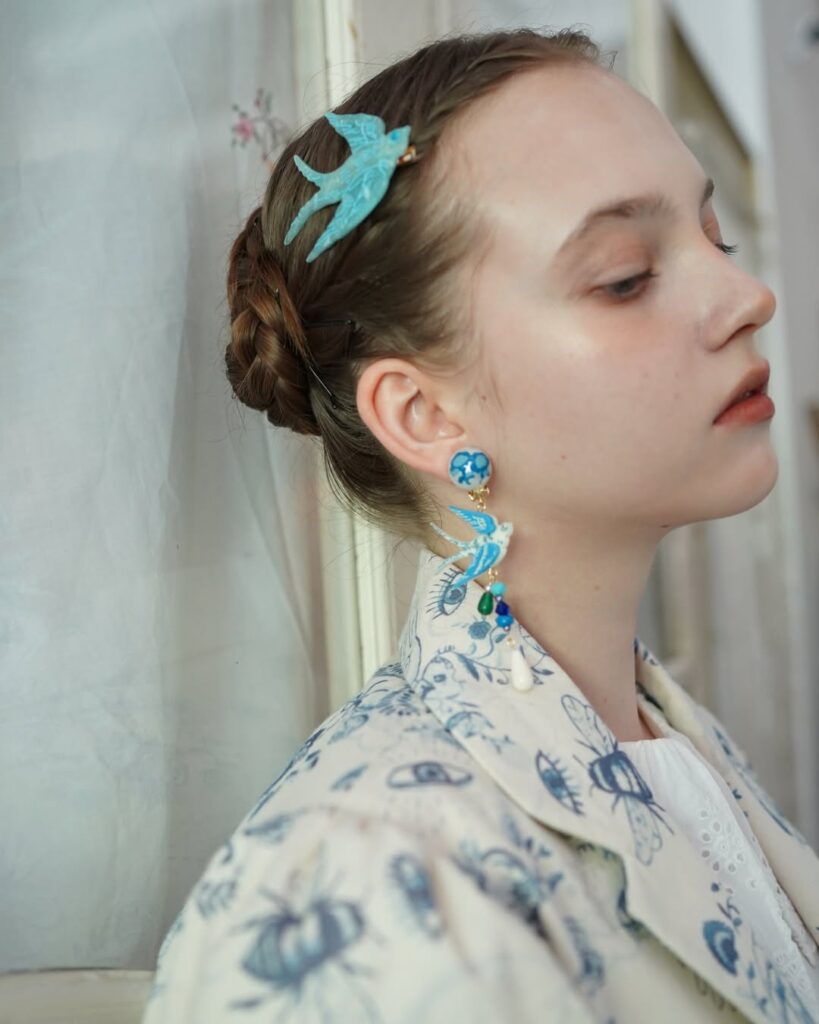 17 Wedding Hairstyles for Short Hair That Look Crazy Elegant Without Trying Too Hard 14 Pearl Clip Side Tuck
