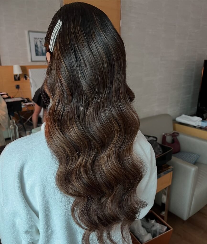 17 Wedding Hairstyles for Short Hair That Look Crazy Elegant Without Trying Too Hard 14 Pearl Clip Side Tuck