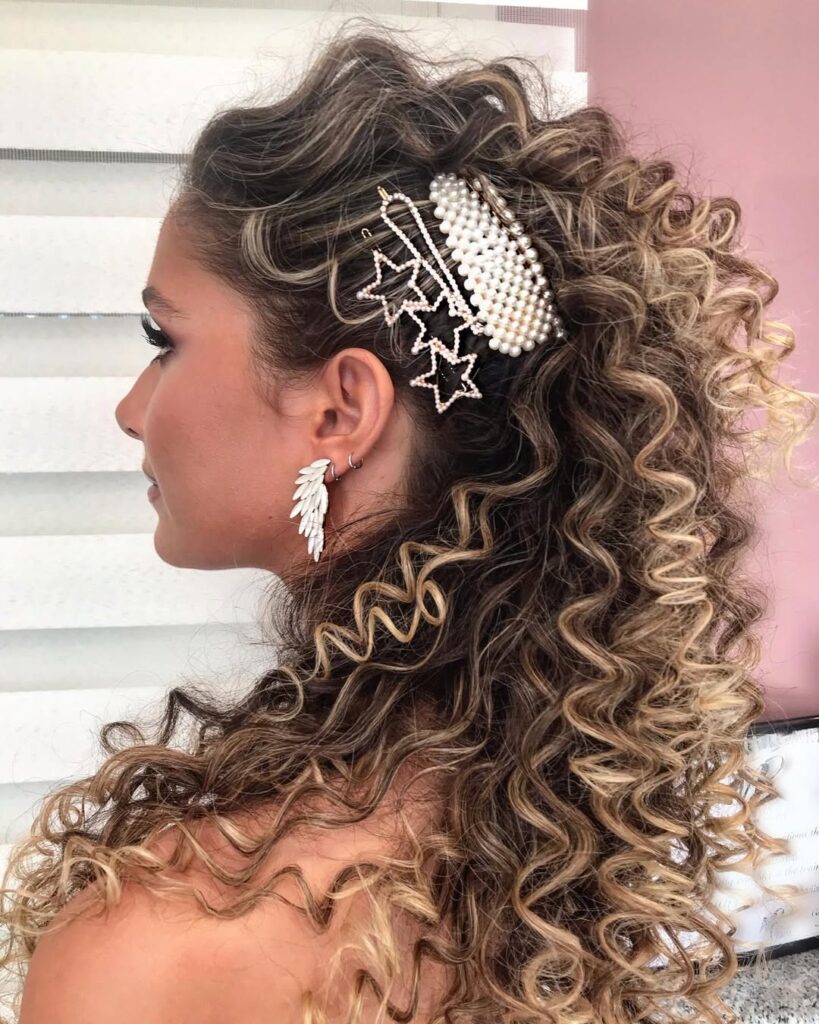 17 Prom Hairstyles for Short Hair That Are Seriously Main-Character Energy 15 Short Hair With Pearl Accessories