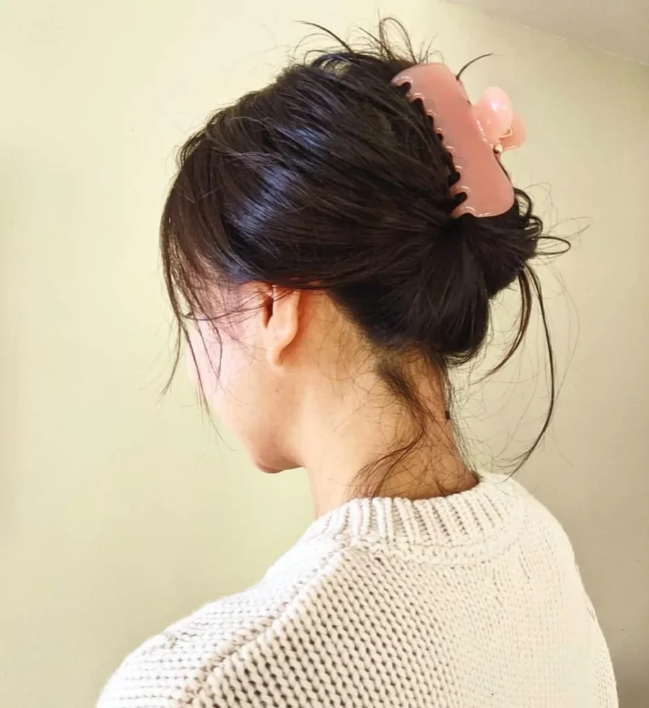15 Lazy Hairstyle Ideas That Make You Look Put-Together in Under 10 Minutes 3 The Claw Clip Twist