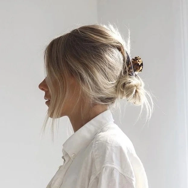 16 Relaxed Hairstyle Ideas That'll Make You Look Effortlessly Stunning (No Salon Required) 4 The Messy Claw Clip Updo