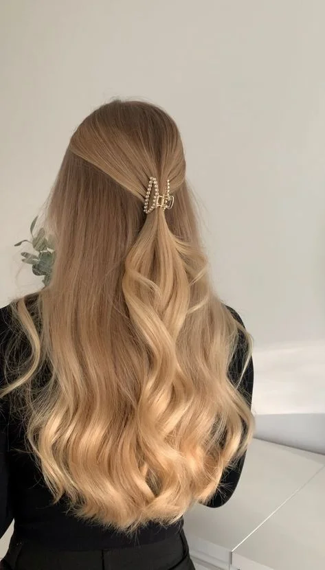 16 Cute Hairstyles for School That Look Adorable Even at 7 A.M. 3 Half Up Hair With a Mini Claw Clip