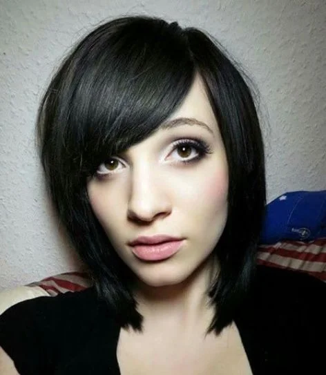 16 Short Grunge Hair Ideas That Are Giving Cool-Girl Energy in 2026 16 Side Swept Emo Bob