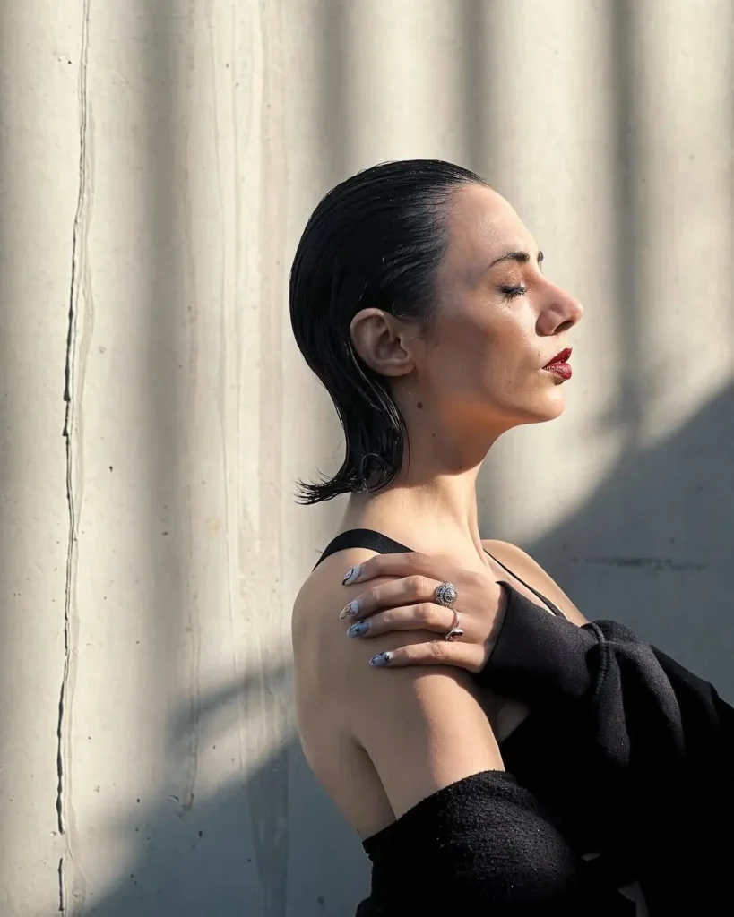 16 Short Grunge Hair Ideas That Are Giving Cool-Girl Energy in 2026 13 Wet Look Short Hair