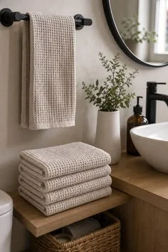 18 Guest Bathroom Ideas So Good Your Visitors Might “Accidentally” Stay Longer 5 Add Cozy Hotel Style Towels