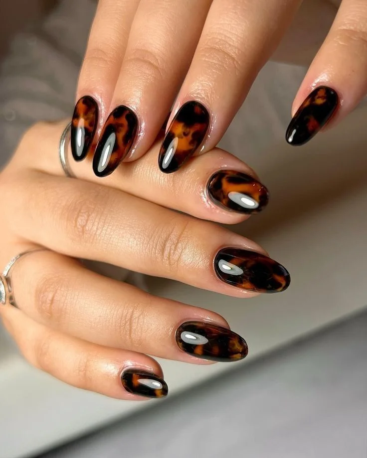 16 Fall Tortoise Shell Nails That Make Autumn Manicures Look So Expensive 12 Amber Tortoise Shell Nails