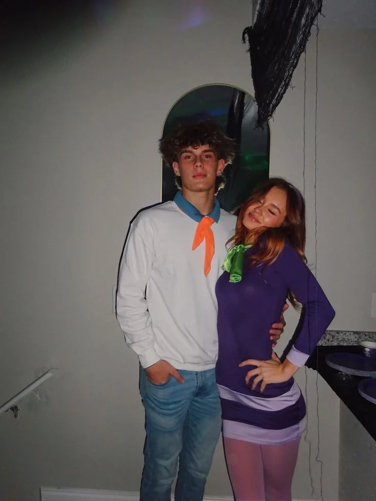Couple Halloween Costumes That Are Cute, Clever, and Actually Fun to Wear 10 Daphne and Fred From Scooby Doo