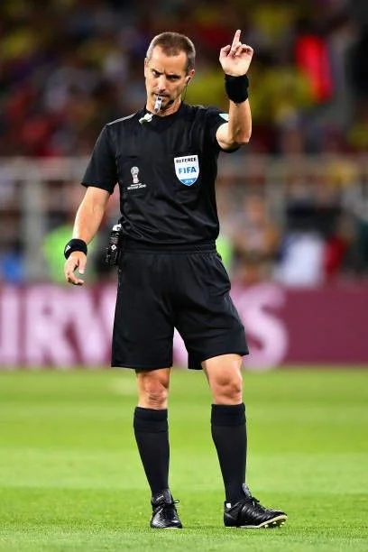 No-Stress Halloween Style: 18 Easy Halloween Costumes You Can Pull Together Fast 13 Football Referee