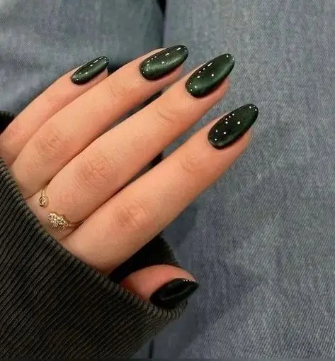 14 Fall Aura Nails That Make Autumn Colors Feel So Much More Interesting 9 Forest Green Aura Nails