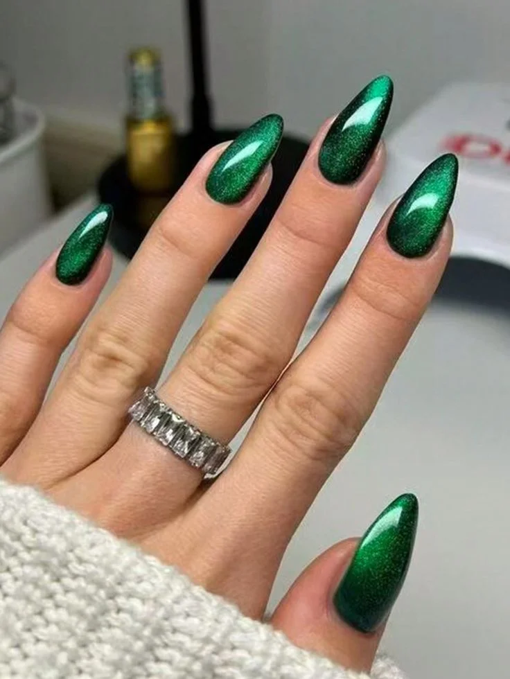 Fall Gets a Little More Magical With These 14 Fall Cat Eye Nails 9 Forest Green Cat Eye Nails 1
