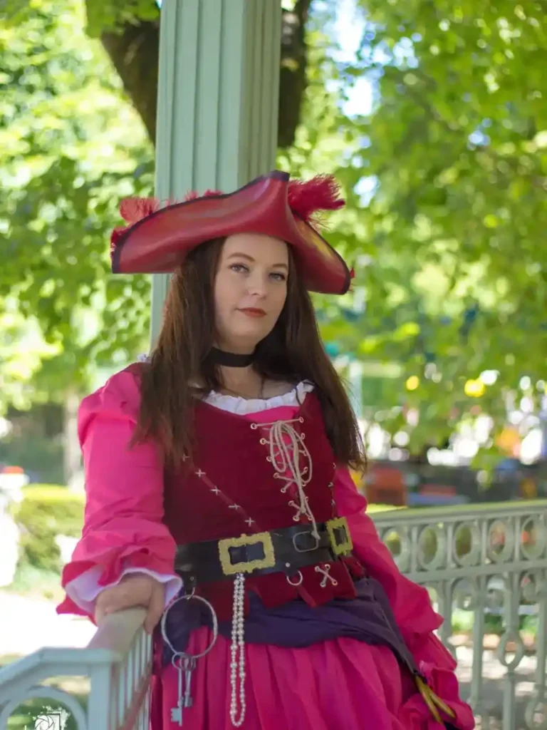 Last-Minute Halloween Costumes That Look Like You Planned Them Days Ago 1 French Girl Costume
