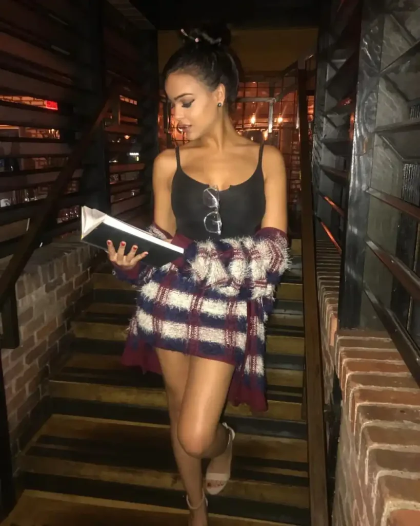 Last-Minute Halloween Costumes That Look Like You Planned Them Days Ago 3 Librarian Costume