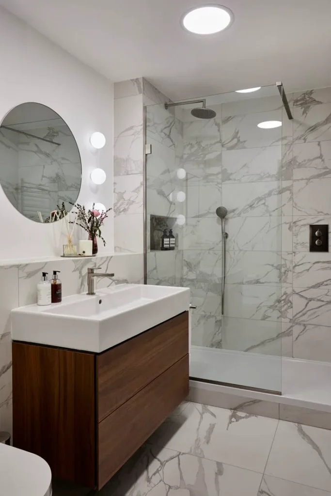 18 Grey Bathroom Ideas That Look Straight Out of a Luxury Spa (Without the Luxury Price Tag) 2 Light Grey Walls With White Marble Accents