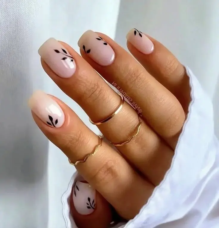 16 Simple Fall Nails That Make Your Autumn Look Instantly Better 8 Minimal Leaf Accent Nails