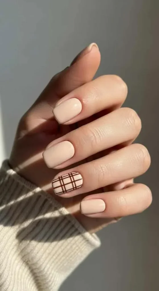 16 Simple Fall Nails That Make Your Autumn Look Instantly Better 13 Simple Plaid Nails