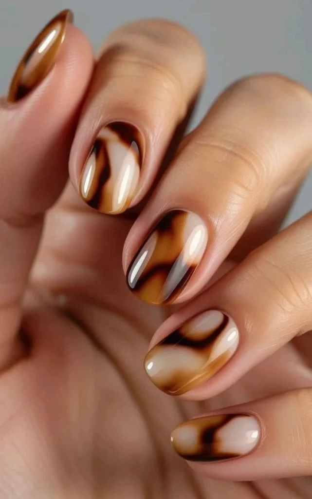 16 Fall Tortoise Shell Nails That Make Autumn Manicures Look So Expensive 7 Tortoise Shell Accent Nails