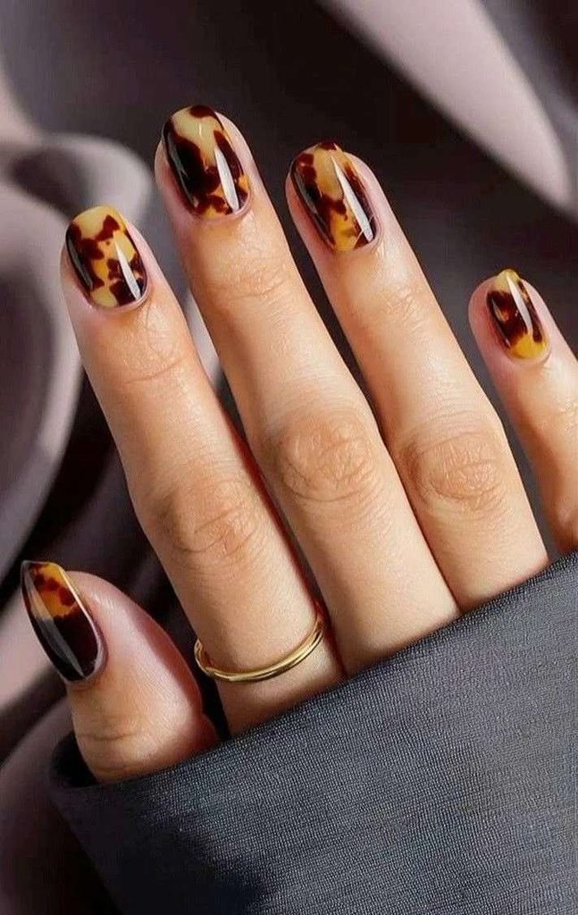 16 Fall Tortoise Shell Nails That Make Autumn Manicures Look So Expensive 13 Tortoise Shell and Cream Nails