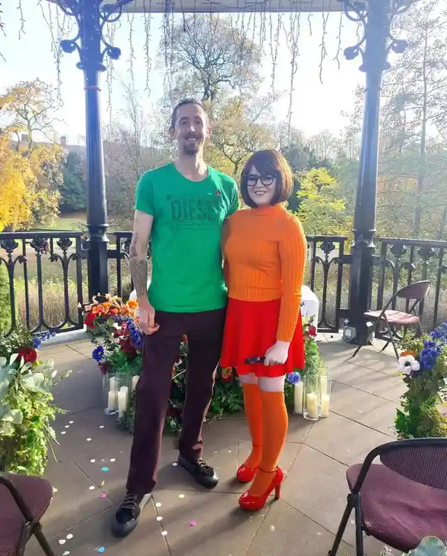 14 Halloween Costumes Duo Ideas That Make Dressing Up Twice as Fun 8 Velma and Shaggy 2