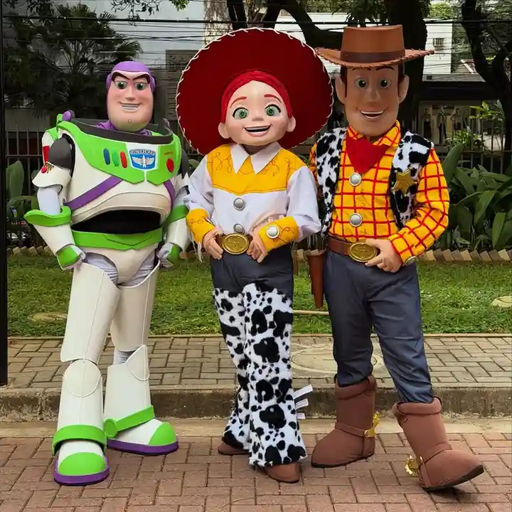 14 Halloween Costumes Duo Ideas That Make Dressing Up Twice as Fun 2 Woody and Buzz Lightyear
