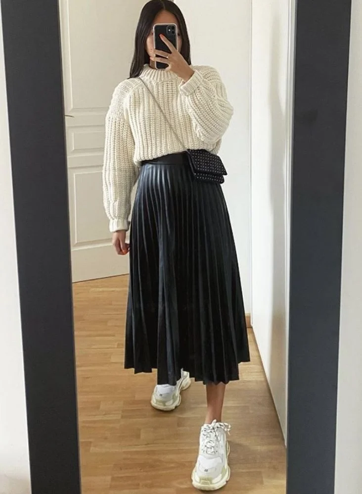 17 Fall Outfits Grunge That Look Edgy & Stylish 17 Black Skirt With Oversized Sweater