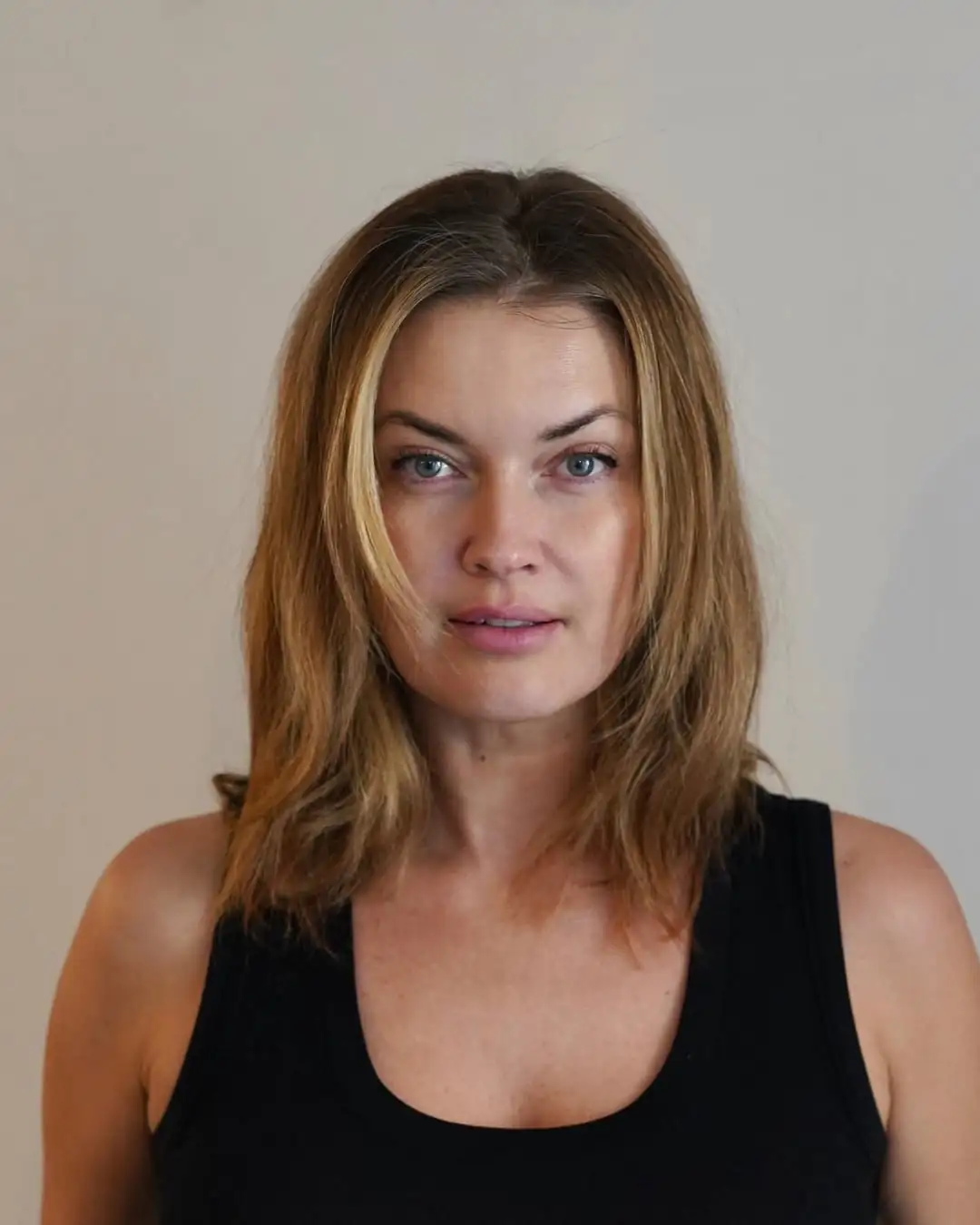 14 Middle Part Hairstyles Ideas That’ll Make You the Hair Icon of 2026 (Bye, Side Part Drama!) 6 Shaggy Lob Middle Part