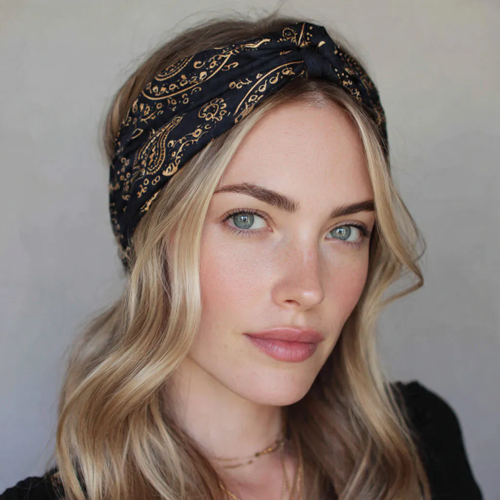 13 Bandana Hairstyle Ideas That Make Any Bad Hair Day Look Planned 2 classic bandana headband