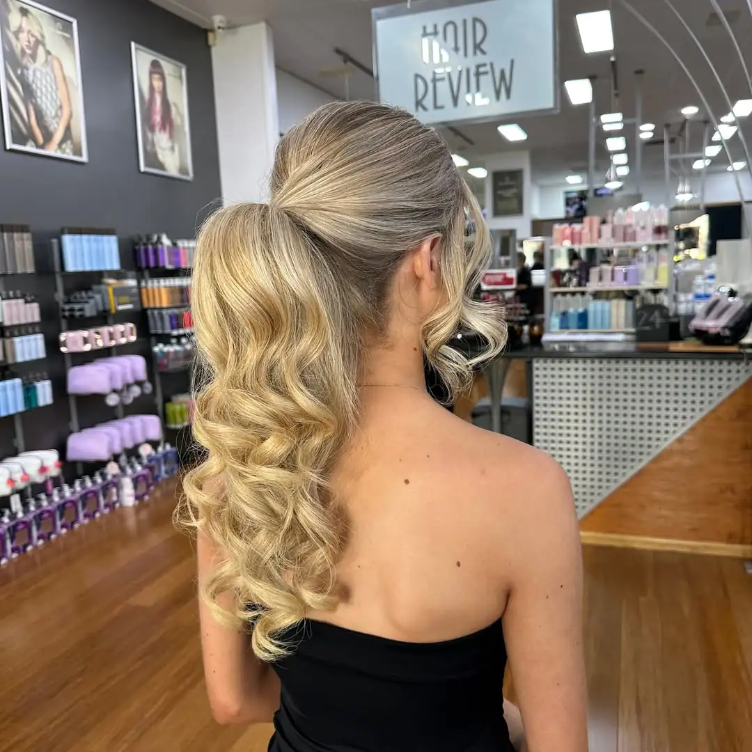 13 Curled Hairstyles Ideas That Will Instantly Upgrade Your Look (Seriously, It’s Giving Main Character Energy) 4 Curled High Ponytail