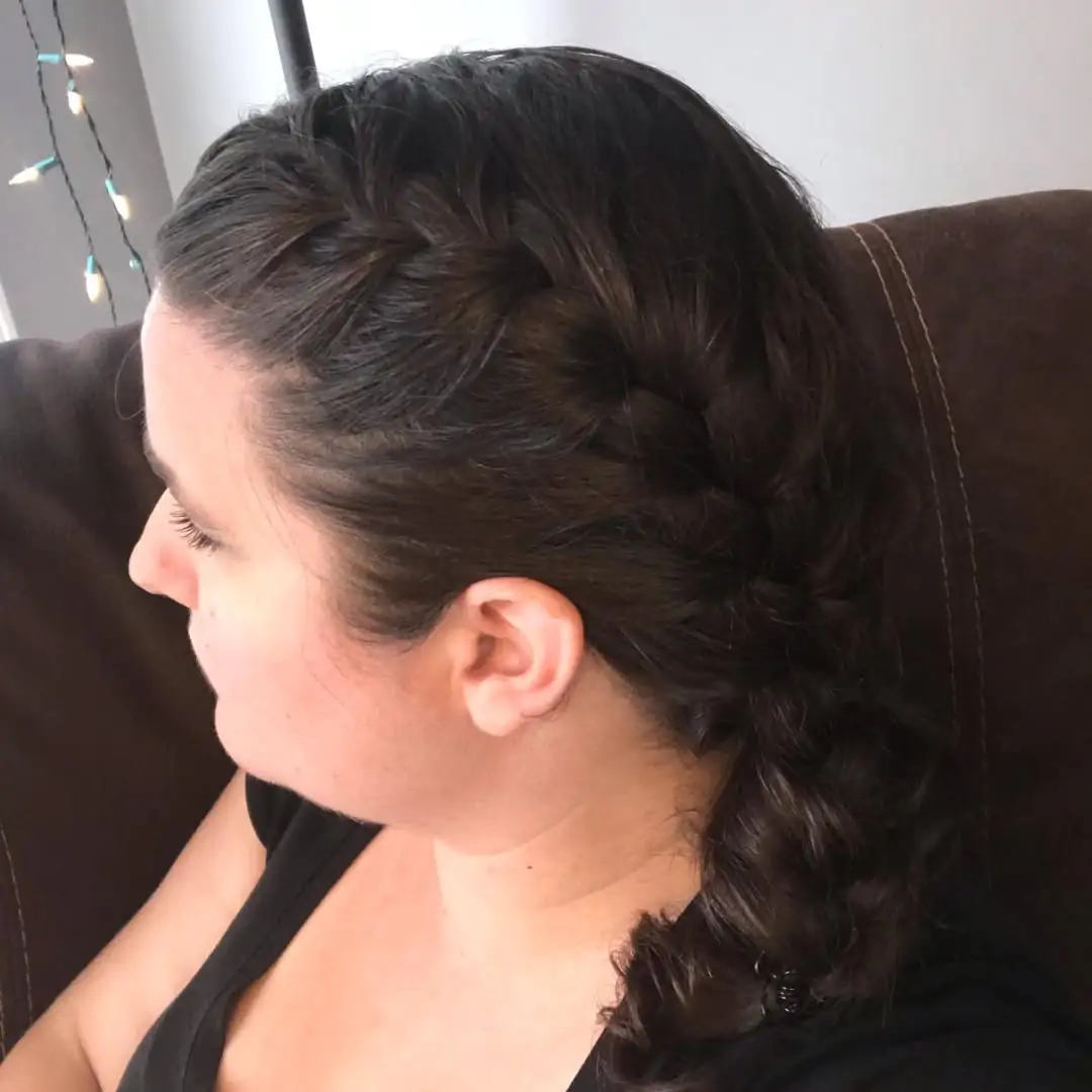 16 French Braid Hairstyle Ideas That Will Instantly Upgrade Your Look (Like… Main Character Energy ) 4 Side-Swept French Braid