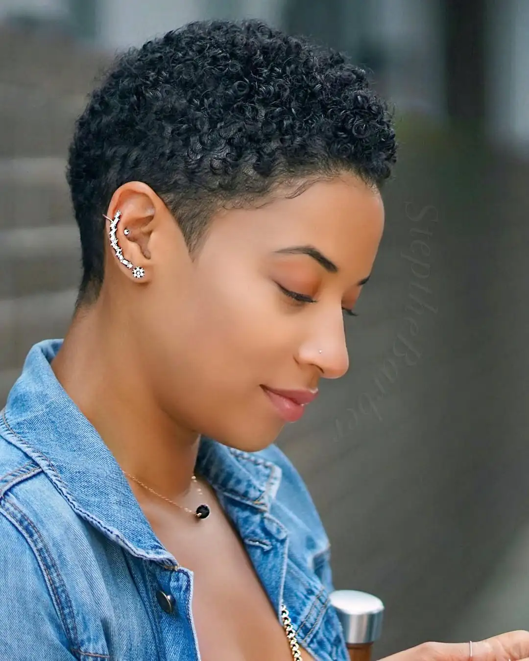 15 Curly Hairstyles for Medium Hair That Will Make You Ditch Your Straightener (Finally) 4 Defined Wash-and-Go